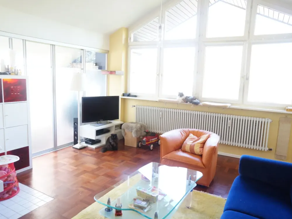 Individuelle, lichtdurchflutete und ruhige Dachgeschosswohnung