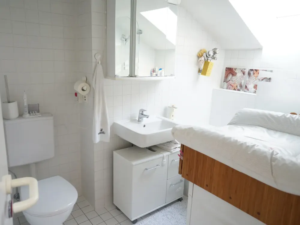 Individuelle, lichtdurchflutete und ruhige Dachgeschosswohnung