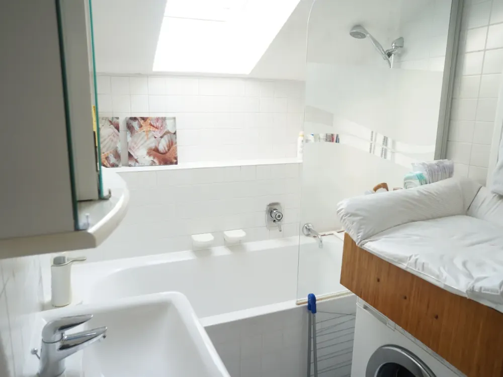 Individuelle, lichtdurchflutete und ruhige Dachgeschosswohnung