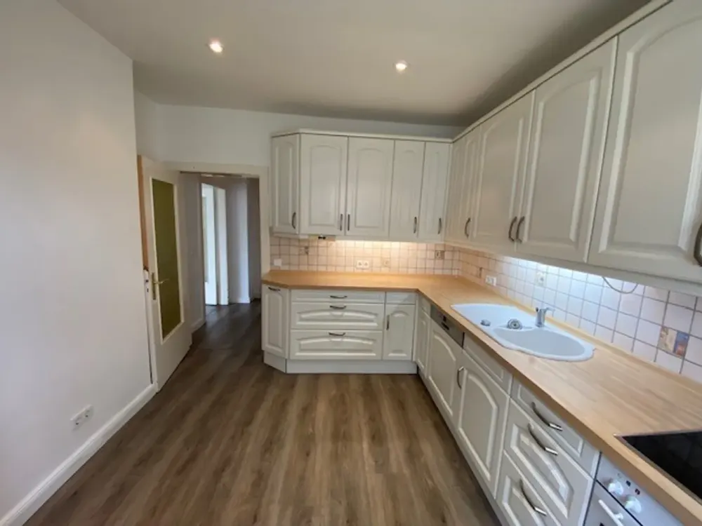 Beautiful 5-room rental apartment with 2 bathrooms, fitted kitchen and garden