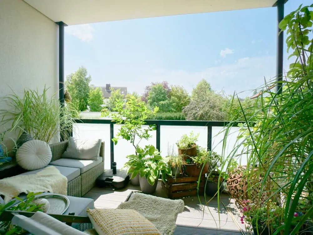 Schöne 3-Zi.-Wohnung mit großem Balkon, moderner Küche, Aufzug, Tiefgarage & XXL-Dusche
