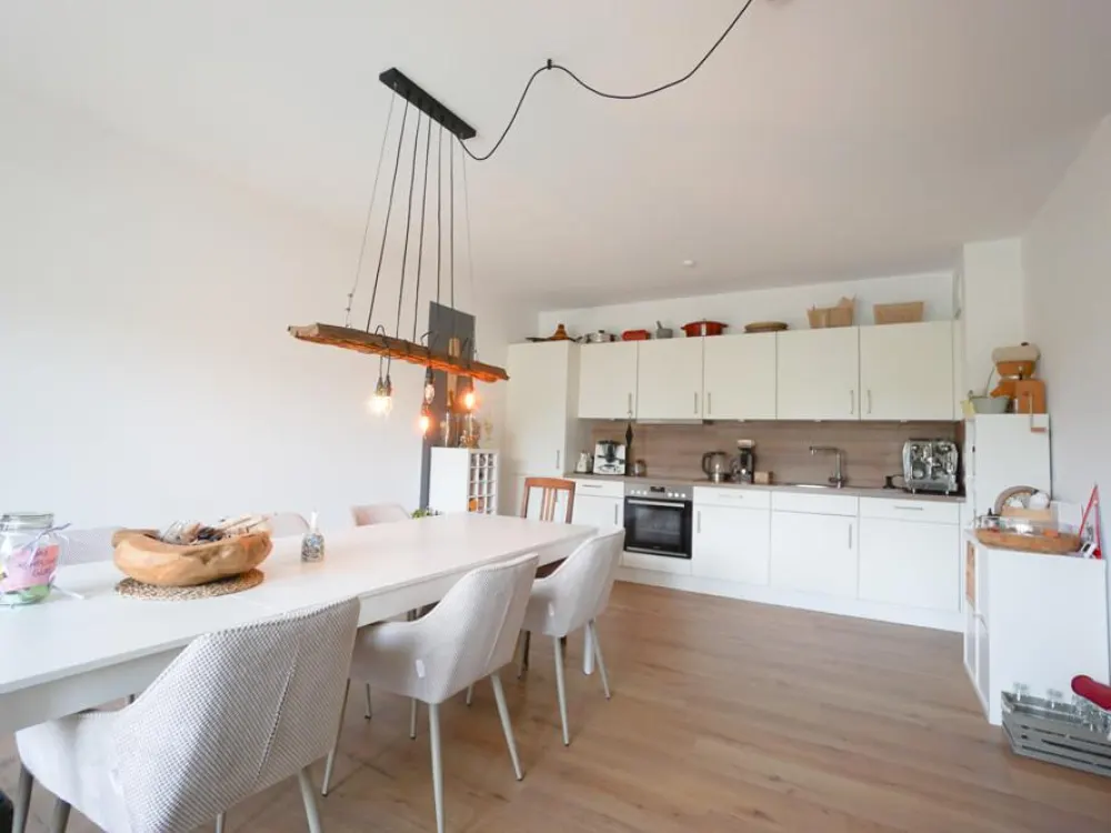Schöne 3-Zi.-Wohnung mit großem Balkon, moderner Küche, Aufzug, Tiefgarage & XXL-Dusche