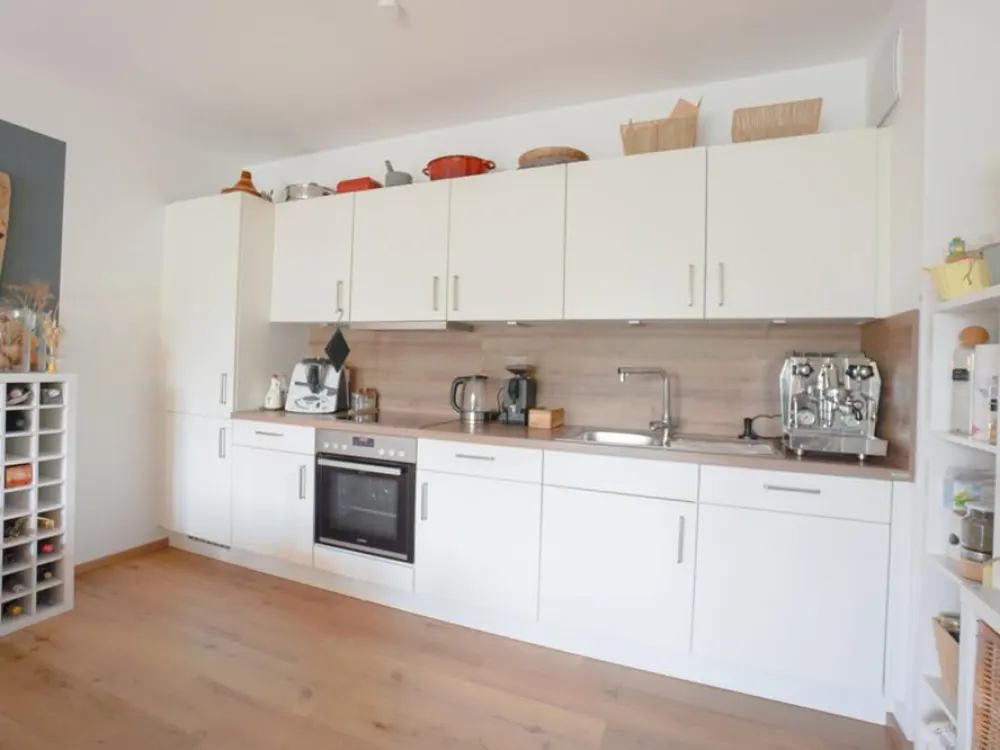 Schöne 3-Zi.-Wohnung mit großem Balkon, moderner Küche, Aufzug, Tiefgarage & XXL-Dusche