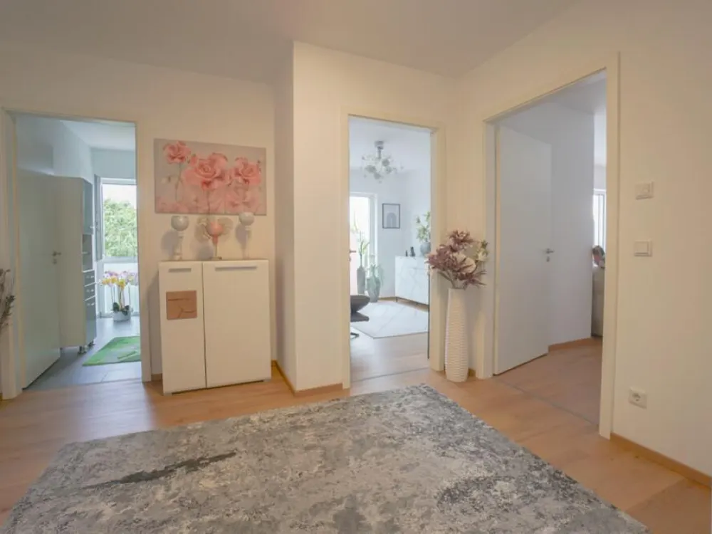 Schöne 3-Zi.-Wohnung mit großem Balkon, moderner Küche, Aufzug, Tiefgarage & XXL-Dusche
