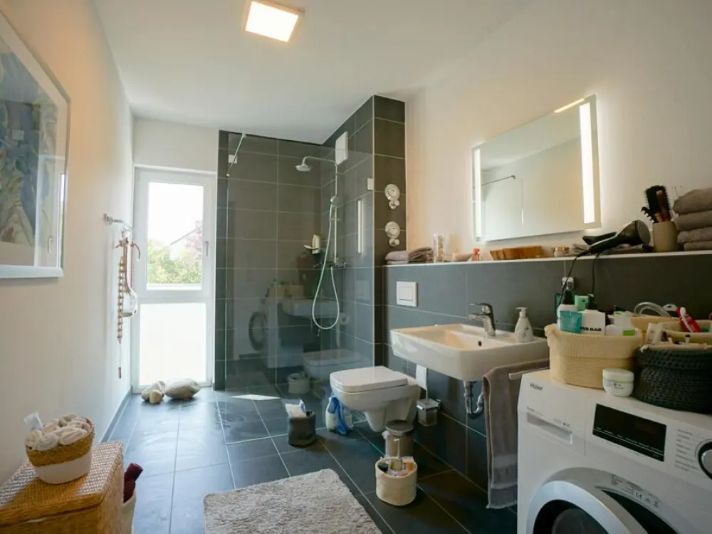 Schöne 3-Zi.-Wohnung mit großem Balkon, moderner Küche, Aufzug, Tiefgarage & XXL-Dusche