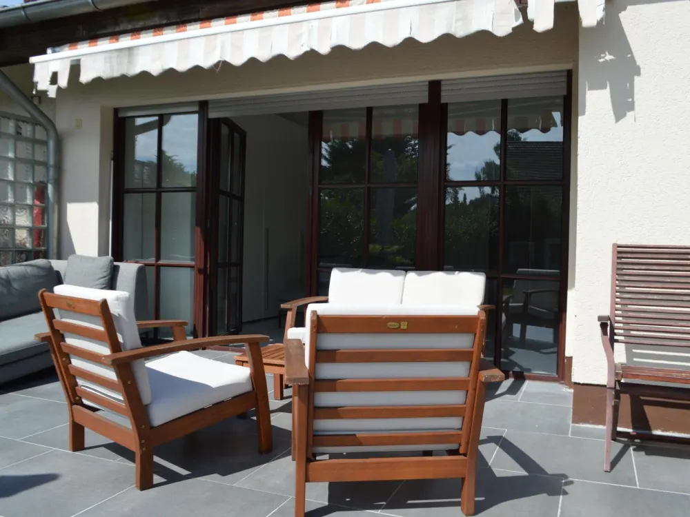 Möbliertes 1 Zimmer-Apartment im Erdgeschoß, mit großem Garten
