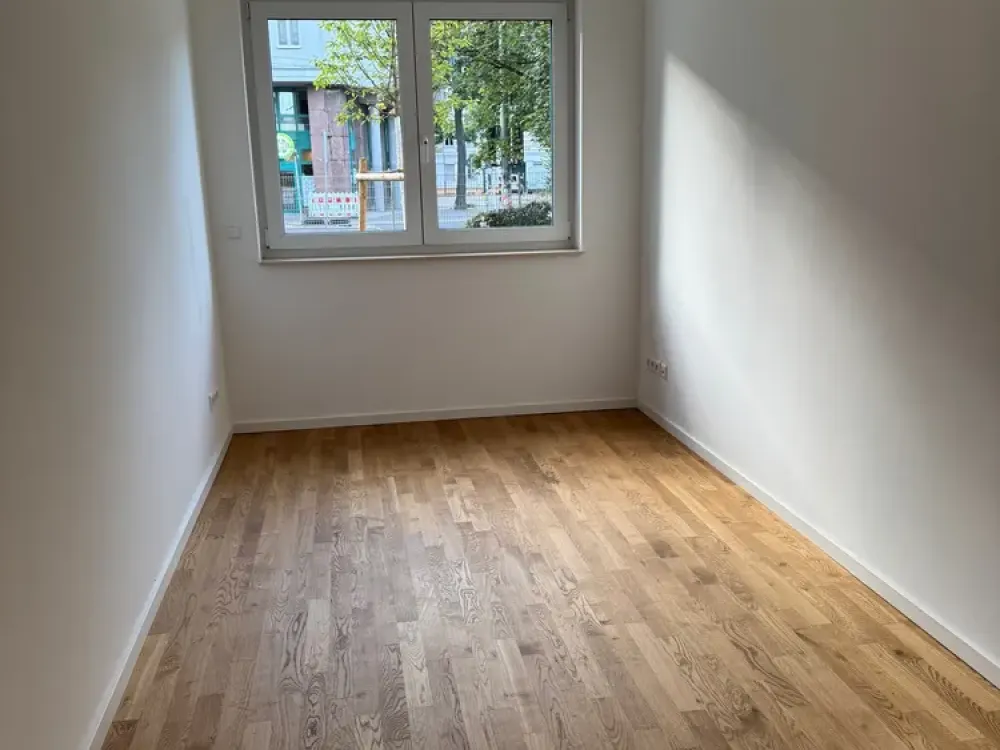 Kleine 2-Zimmer-Wohnung mit Terrasse, Einbauküche und Duschbad.