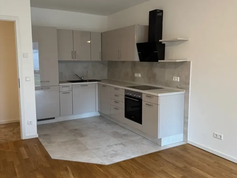 Kleine 2-Zimmer-Wohnung mit Terrasse, Einbauküche und Duschbad.