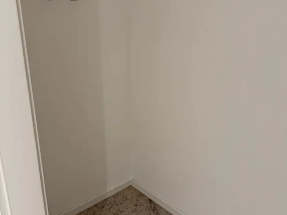 Kleine 2-Zimmer-Wohnung mit Terrasse, Einbauküche und Duschbad.