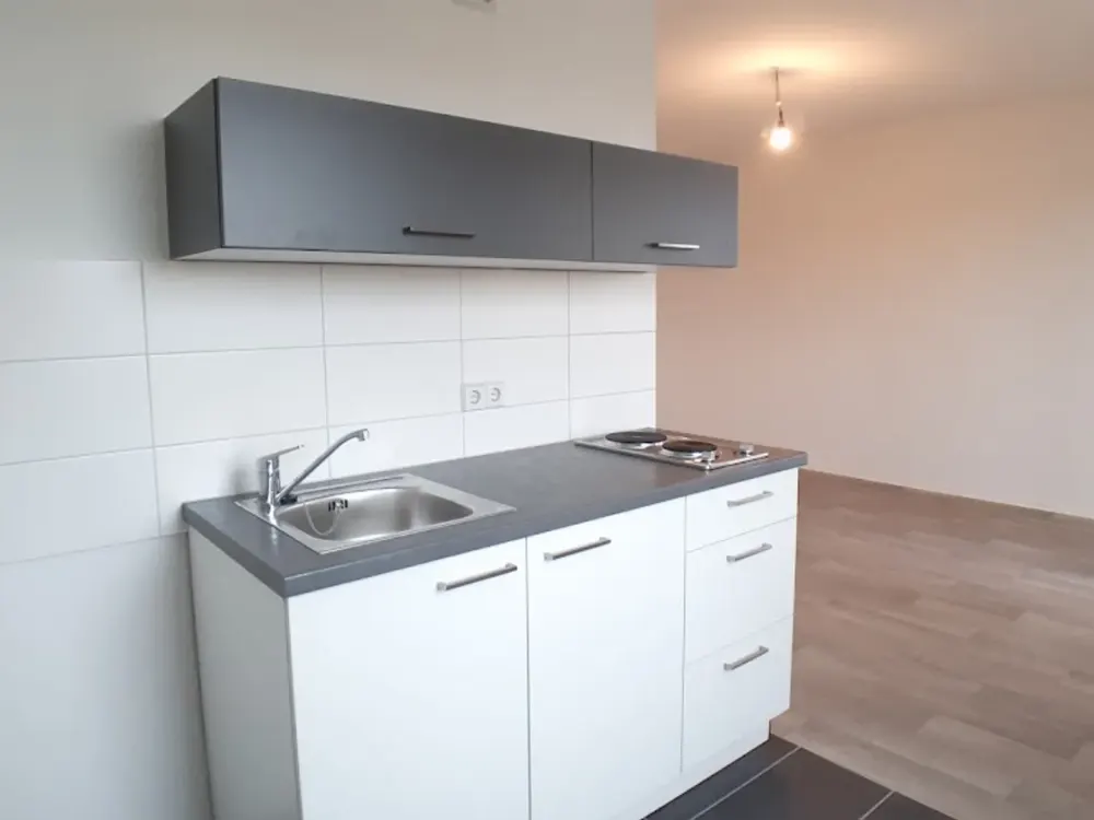 SMALL BUT NICE Single Apartment with Balcony and Fitted Kitchen available immediately