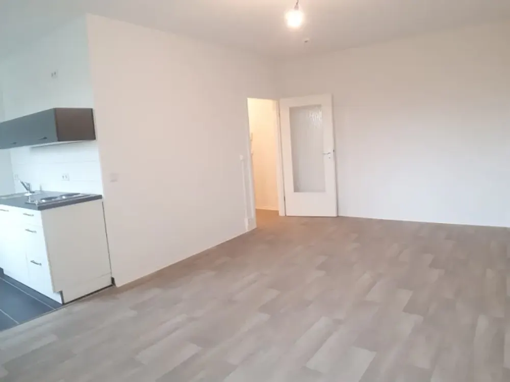 SMALL BUT NICE Single Apartment with Balcony and Fitted Kitchen available immediately