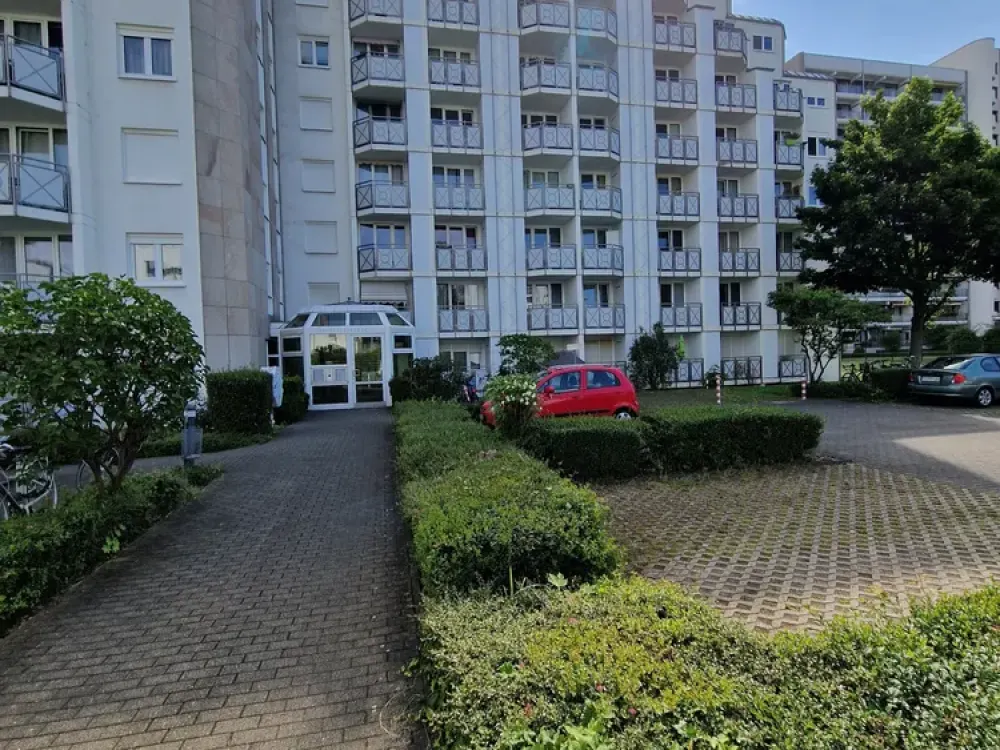Helle 4-Zimmer-Wohnung mit vier Balkonen, 2 Stellplätzen und zwei Bädern in Köln-Junkersdorf