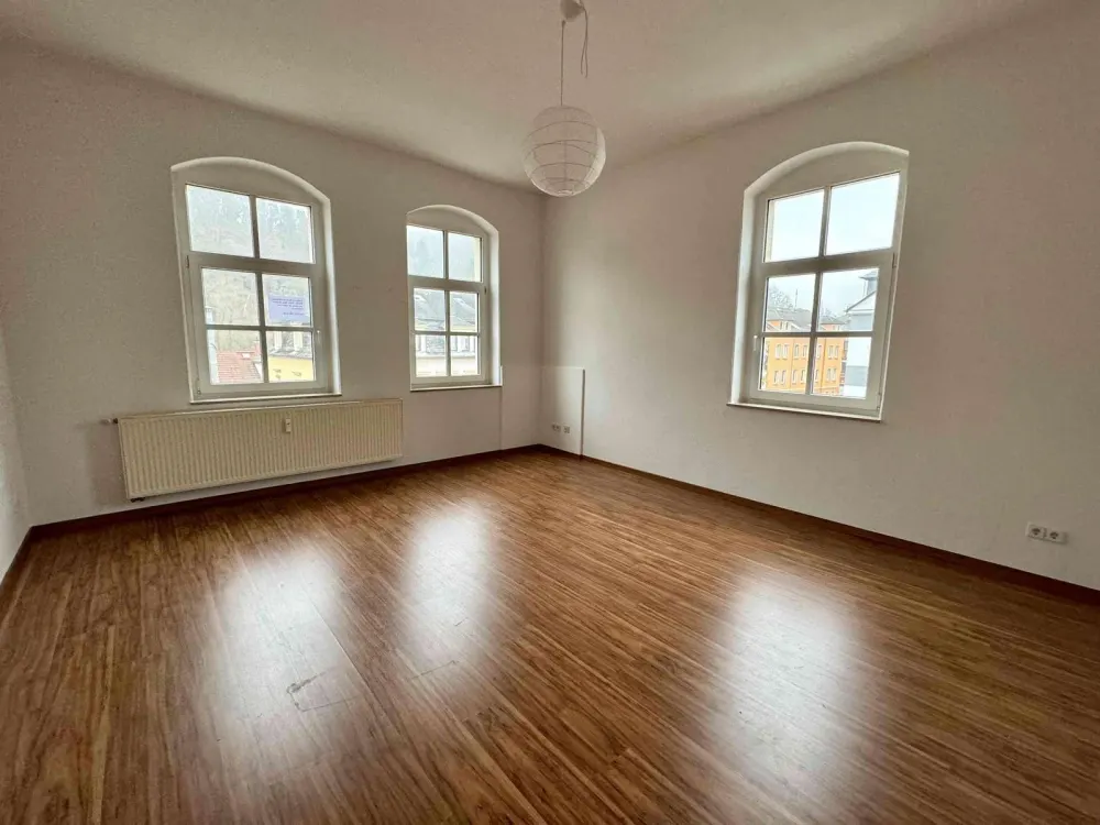 Helle 2-Raum-Wohnung mit Balkon und Eckbadewanne