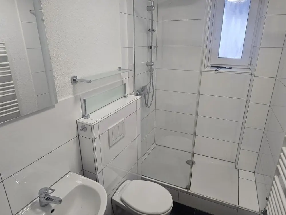 NEU : 1-Zimmer in Wohngemeinschaft (WG), EBK + Vollmöbliert NEU + Nebenkosten inkl. Strom + Internet