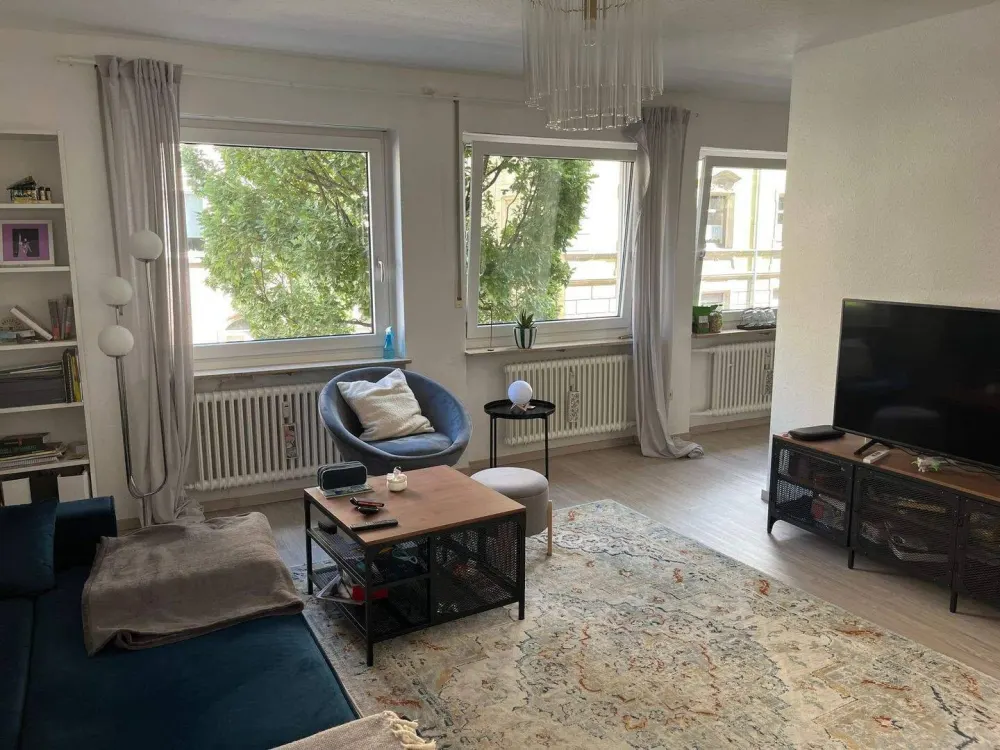 Schön geschnittene 2 ZW mit teiloffener Küche, Einbauküche und kleinem Balkon im 1. OG mit Aufzug - Stellplatz oder Garage optional