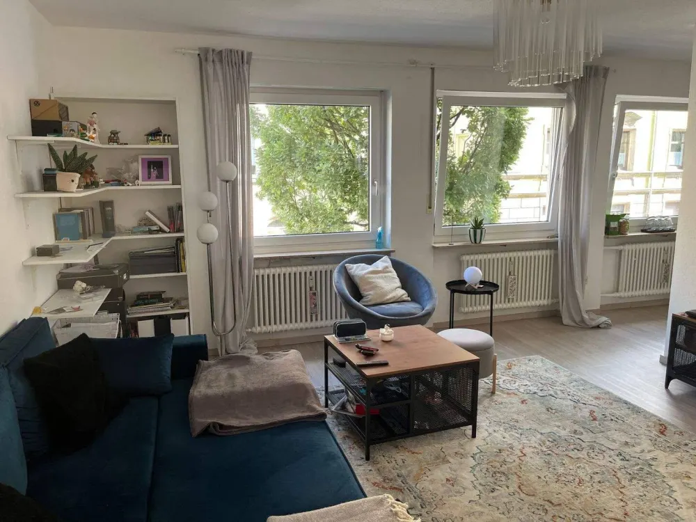 Schön geschnittene 2 ZW mit teiloffener Küche, Einbauküche und kleinem Balkon im 1. OG mit Aufzug - Stellplatz oder Garage optional