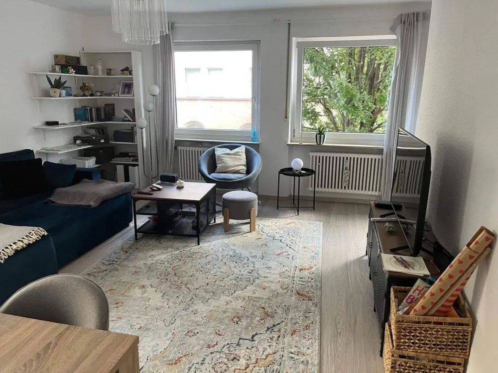 Schön geschnittene 2 ZW mit teiloffener Küche, Einbauküche und kleinem Balkon im 1. OG mit Aufzug - Stellplatz oder Garage optional