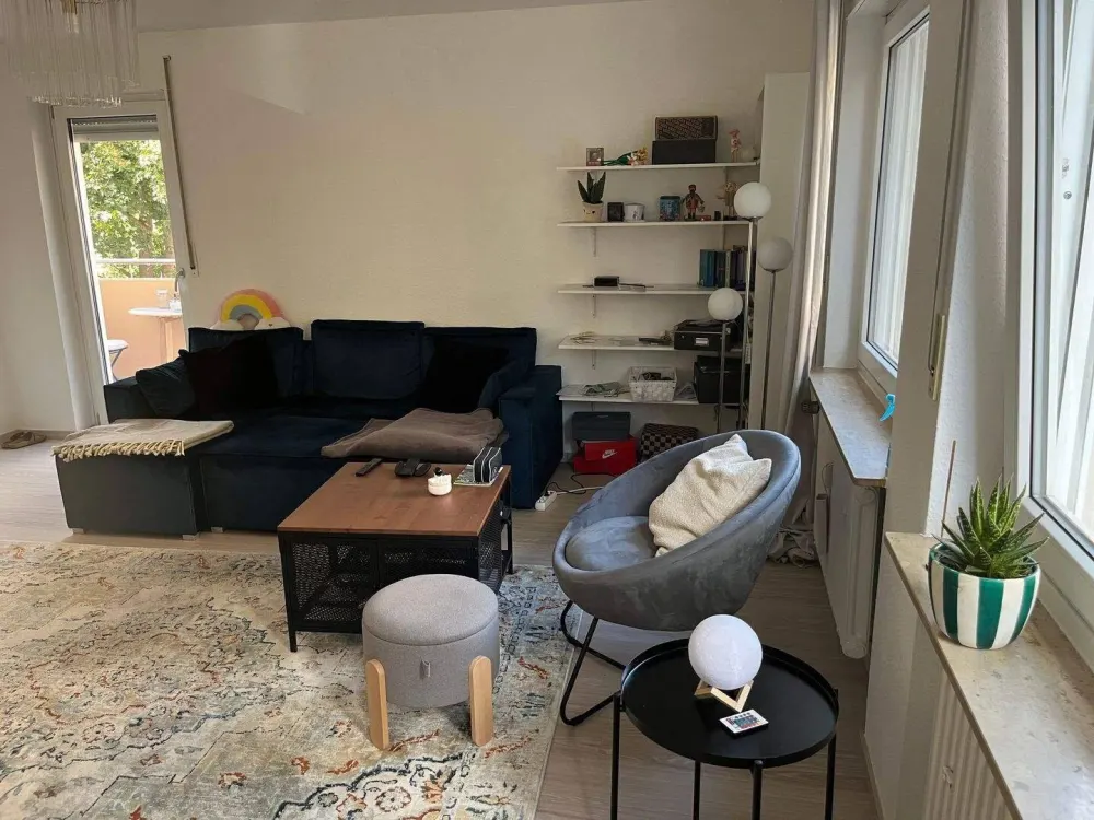 Schön geschnittene 2 ZW mit teiloffener Küche, Einbauküche und kleinem Balkon im 1. OG mit Aufzug - Stellplatz oder Garage optional