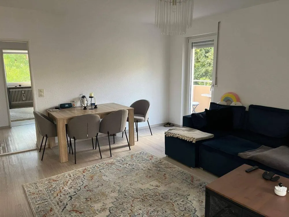 Schön geschnittene 2 ZW mit teiloffener Küche, Einbauküche und kleinem Balkon im 1. OG mit Aufzug - Stellplatz oder Garage optional