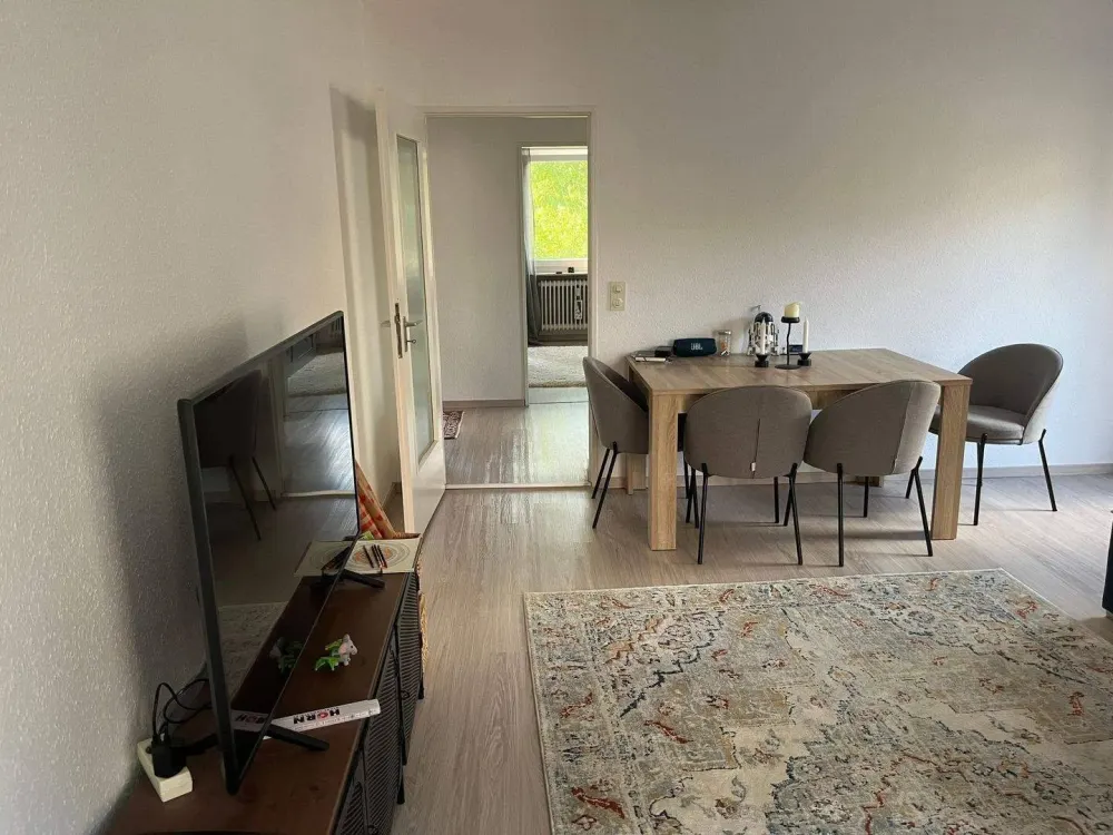 Schön geschnittene 2 ZW mit teiloffener Küche, Einbauküche und kleinem Balkon im 1. OG mit Aufzug - Stellplatz oder Garage optional