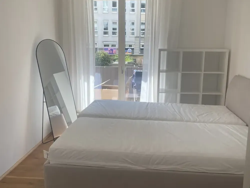 شقة مشرقة من 2 ونصف غرفة في مبنى جديد، مؤثثة جزئياً، مباشرة عند Dresdner Zwinger
