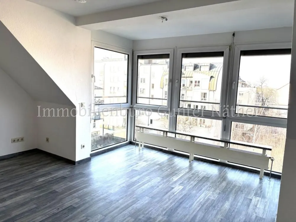 Feine Zwei-Zimmer Wohnung mit herrlichem Balkonblick und TG -Stellplatz!