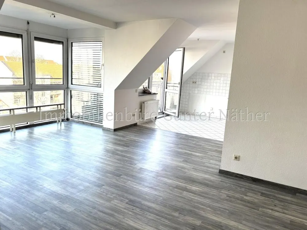Feine Zwei-Zimmer Wohnung mit herrlichem Balkonblick und TG -Stellplatz!