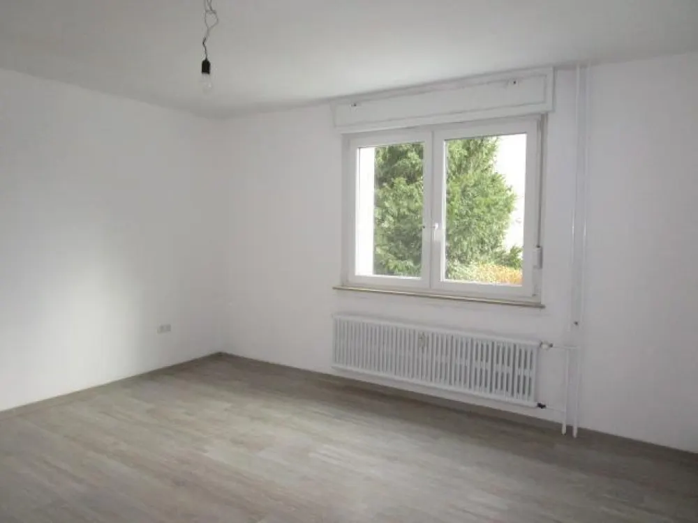 Sparen Sie sich das renovieren -bezugsfertige 3 Zimmerwohnung mit separatem Mansardenzimmer und Mietergarten
