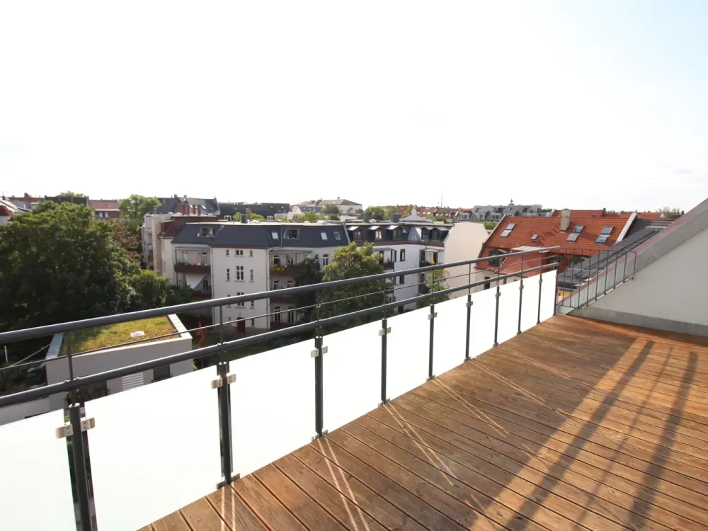 Exklusives Penthouse mit 17 m² Dachterrasse, Kamin & Aufzug | 60 Monate mietstabil | Altlindenau