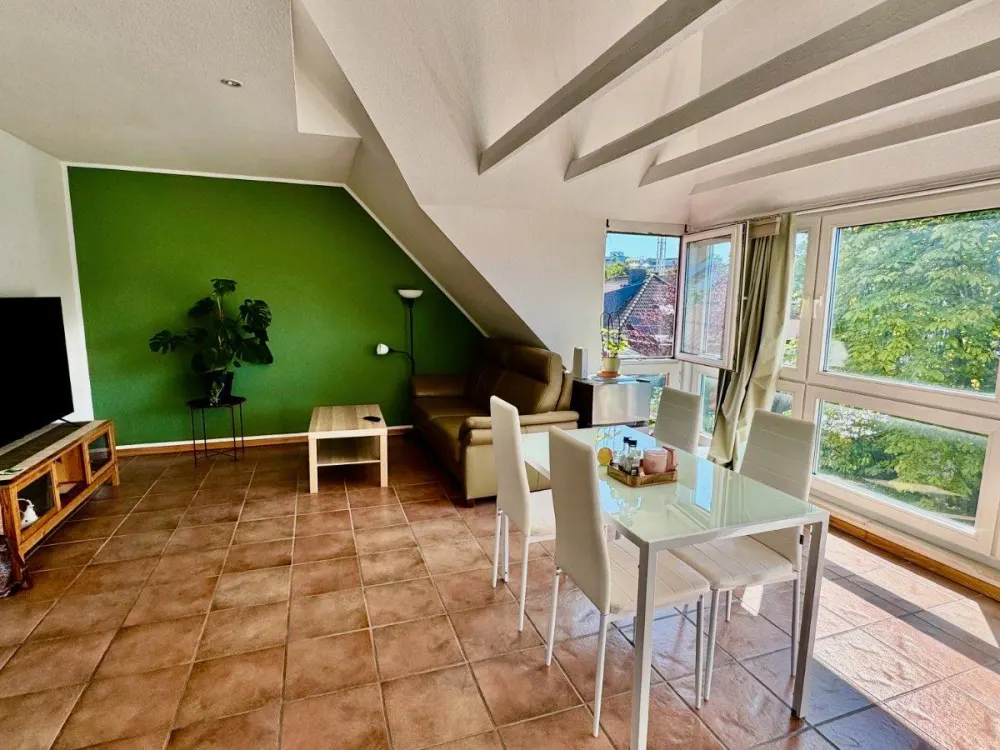 2-Zimmer-Wohnung mit Köln-Dom-Blick, Einbauküche & zwei Balkonen
