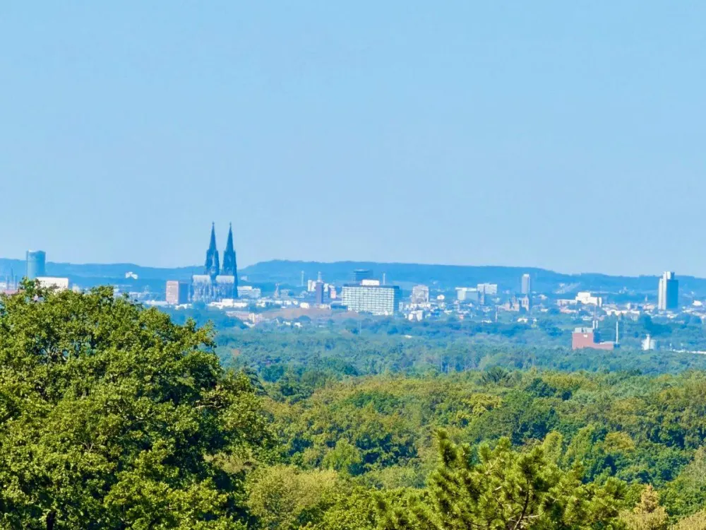 2-Zimmer-Wohnung mit Köln-Dom-Blick, Einbauküche & zwei Balkonen