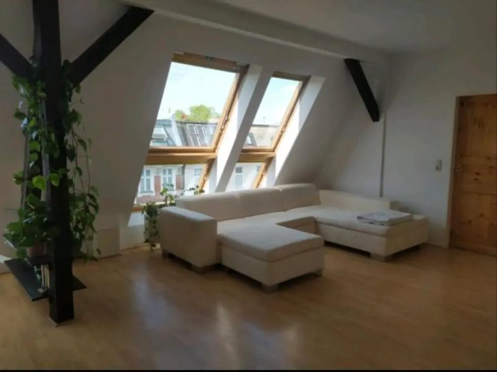 Untermiete Okt-Nov in schöner Dachgeschoss Wohnung in Mitte