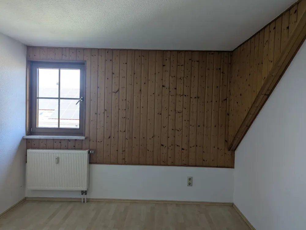 Modernisierte Wohnung mit vier Zimmern und Stellplatz in Müglitztal