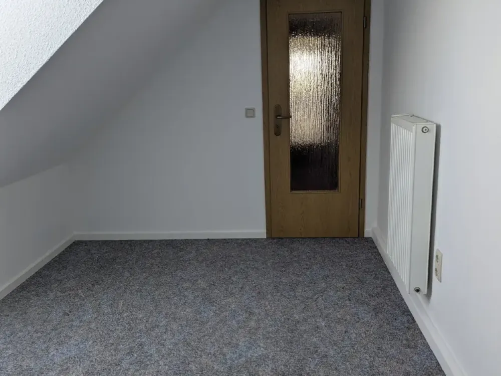 Modernisierte Wohnung mit vier Zimmern und Stellplatz in Müglitztal