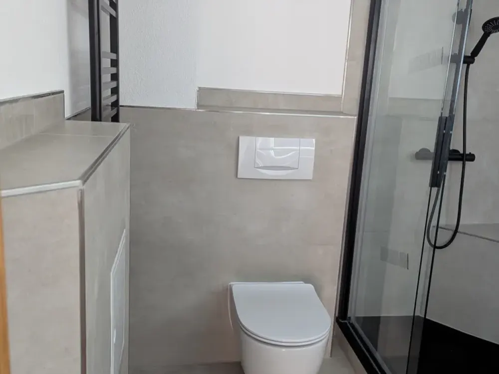 Modernisierte Wohnung mit vier Zimmern und Stellplatz in Müglitztal