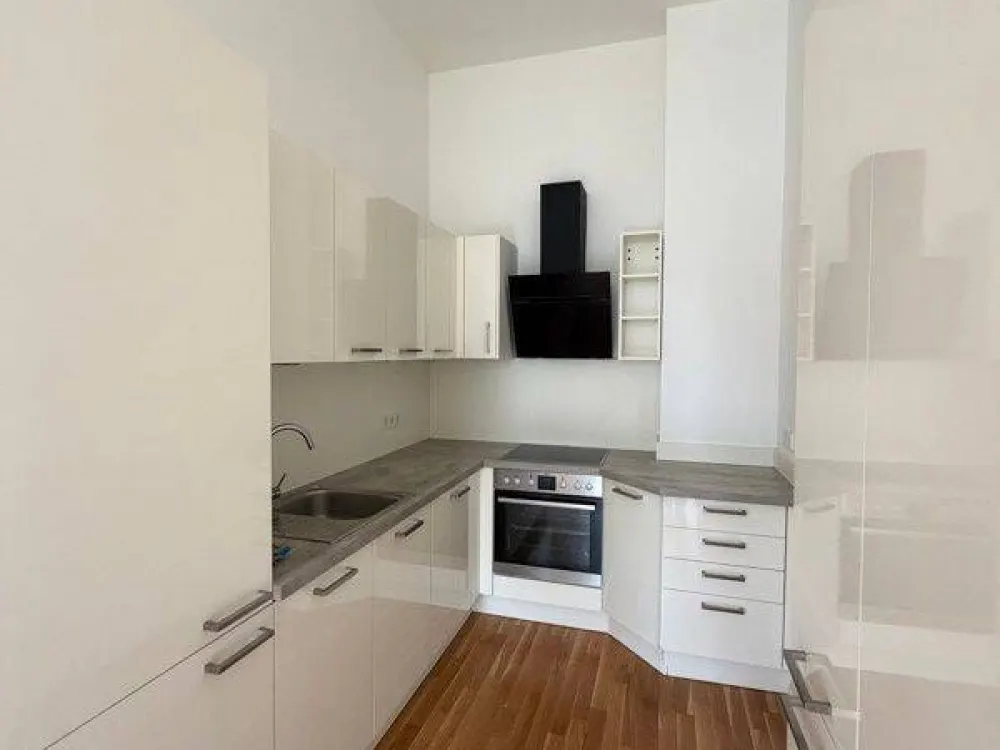 Zentrale 3,5-Raum-Wohnung: Einbauküche und Terrasse