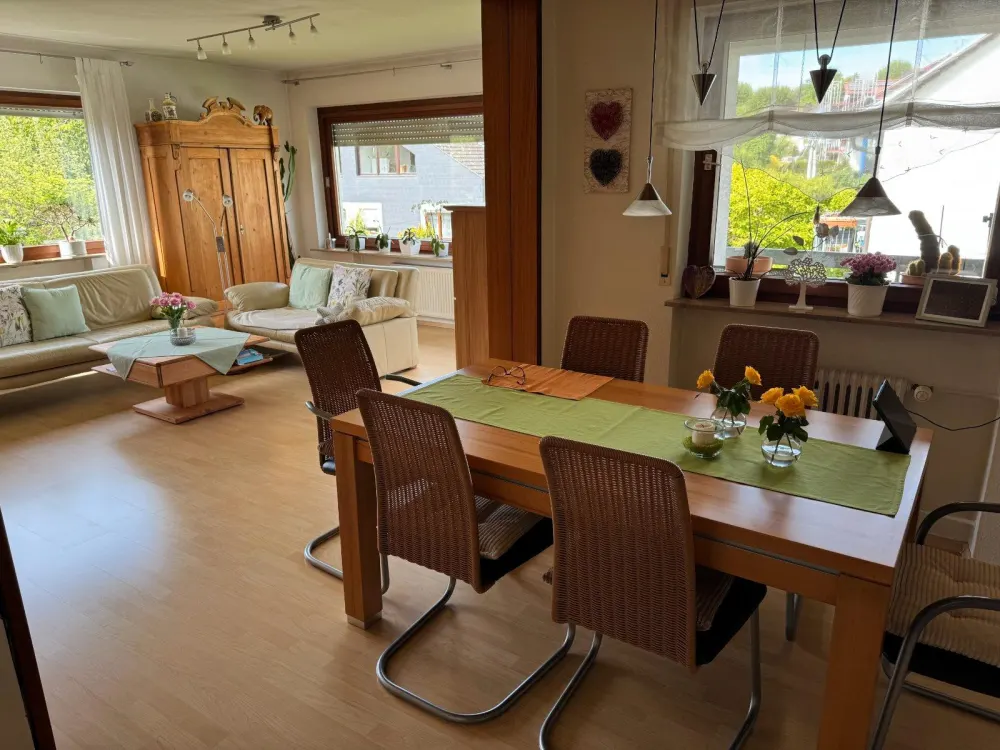 Sonnige 4,5 Zimmer-Wohnung mit herrlichem Blick ins Grüne (1.OG)