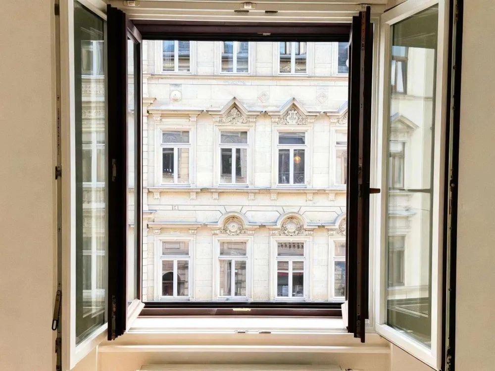 Sanierter Altbaucharme mit elegantem Balkonaustritt
