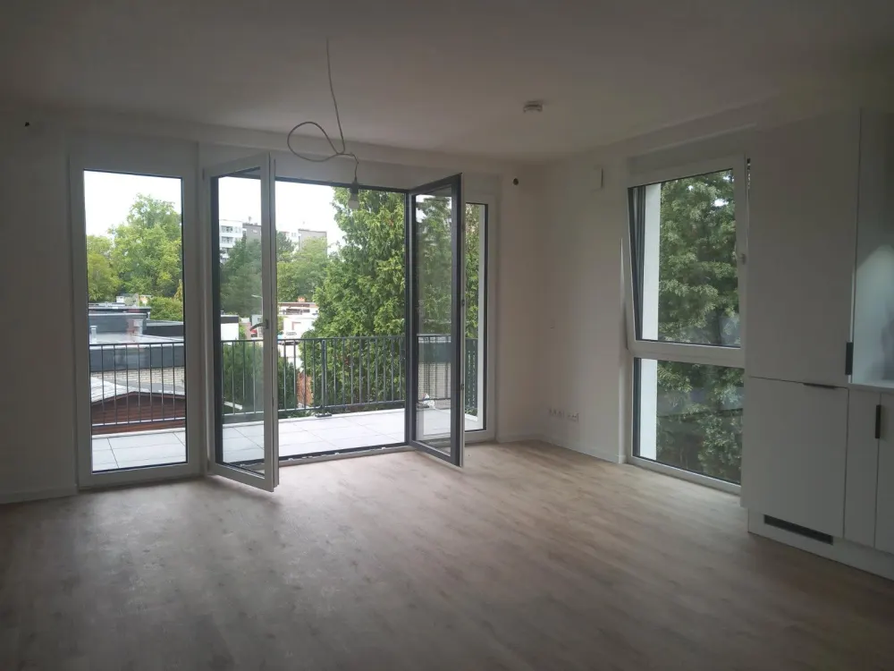 Helle und moderne 2-Zimmer-Wohnung mit Einbauküche und Terrasse