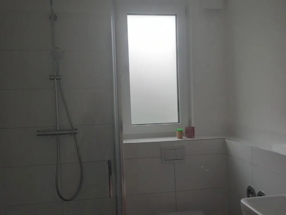 Helle und moderne 2-Zimmer-Wohnung mit Einbauküche und Terrasse