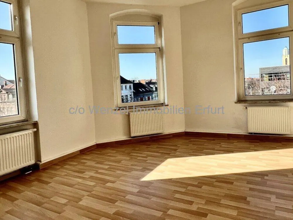 Beautiful 2-Room Apartment in the North of Erfurt Including Fitted Kitchen, Shower, Bathtub