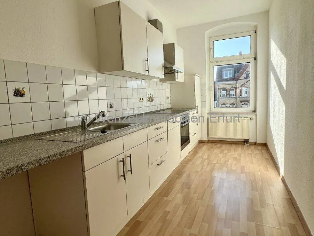 Beautiful 2-Room Apartment in the North of Erfurt Including Fitted Kitchen, Shower, Bathtub