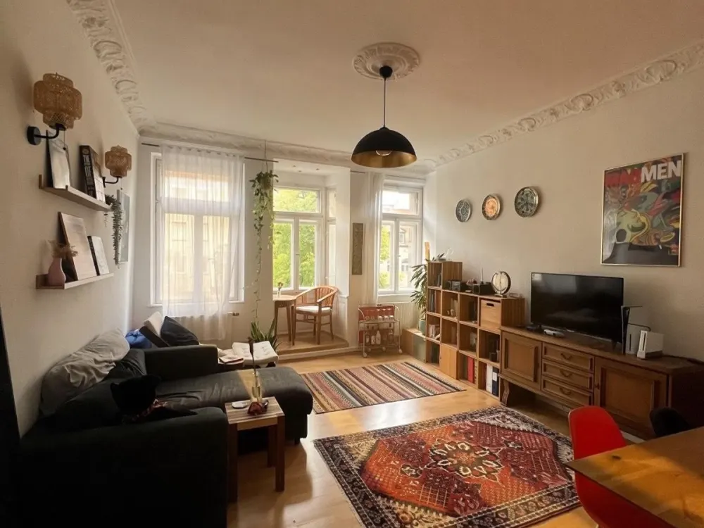 3-Room Old Building Apartment with Balcony in Central Nuremberg Location
