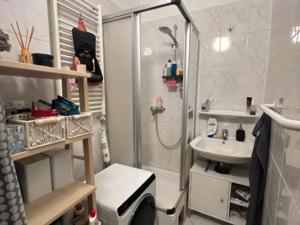 3-Room Old Building Apartment with Balcony in Central Nuremberg Location