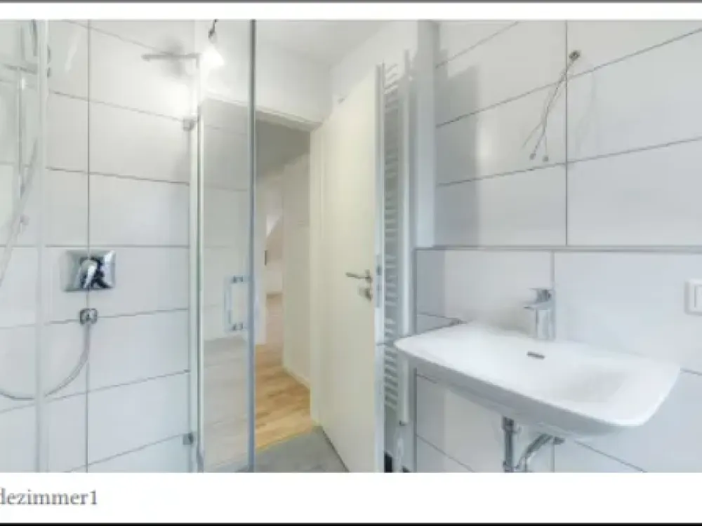 Schöne 2-Zimmer-Dachgeschosswohnung mit Einbauküche und Balkon in Am Hart, München