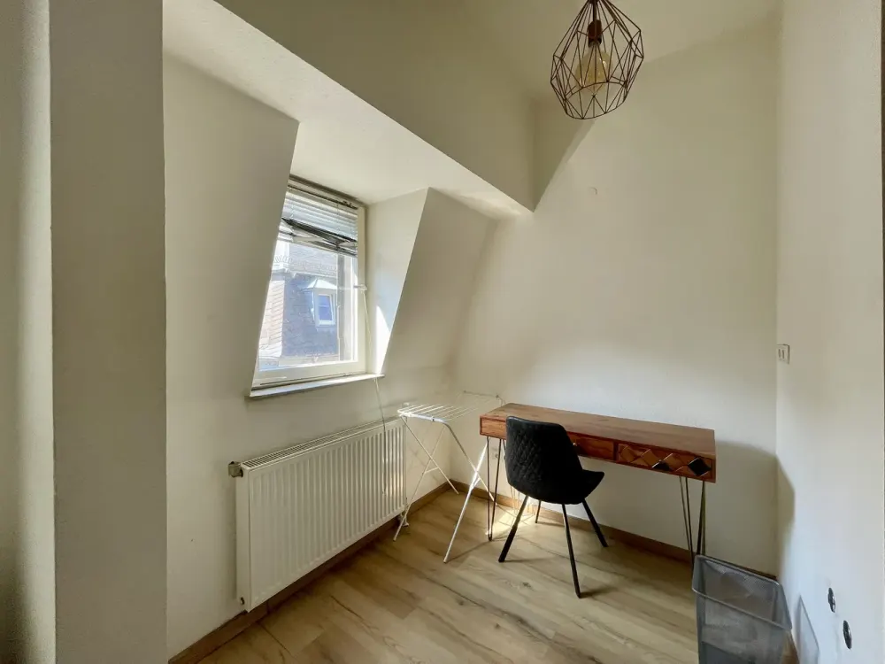 Neu*Perfekt für Studenten*4-Zimmer-Wohnung*sanierter Altbau*2 Bäder*EBK*Toplage*zentral