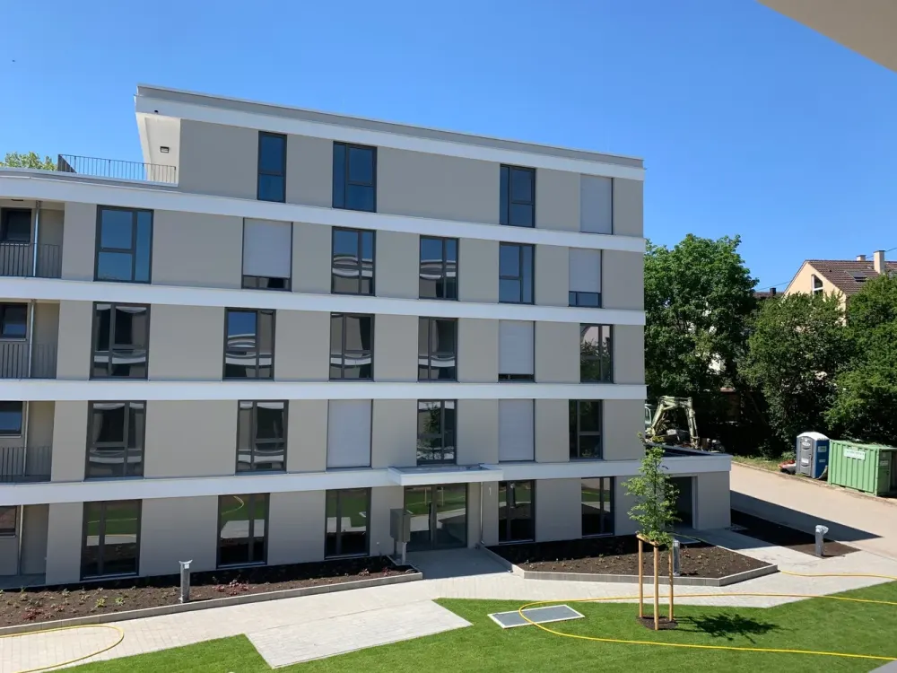 Modernes Zuhause mit zwei Balkonen und Einbauküche