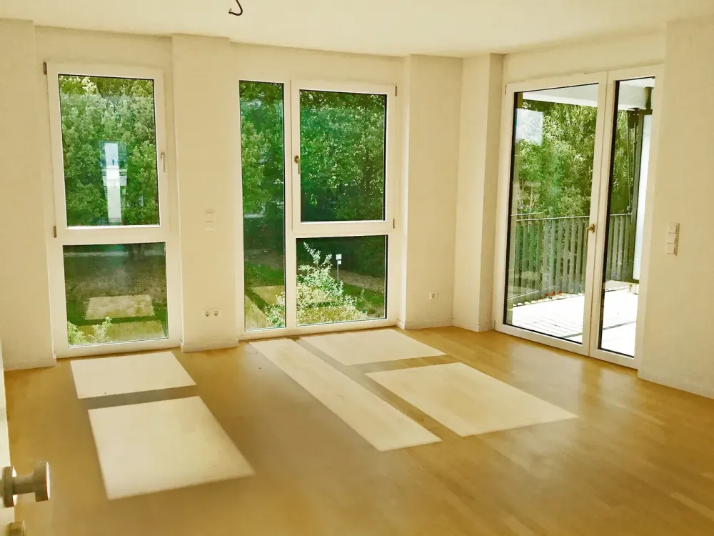 Modernes Zuhause mit zwei Balkonen und Einbauküche