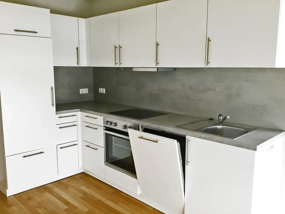 Modernes Zuhause mit zwei Balkonen und Einbauküche