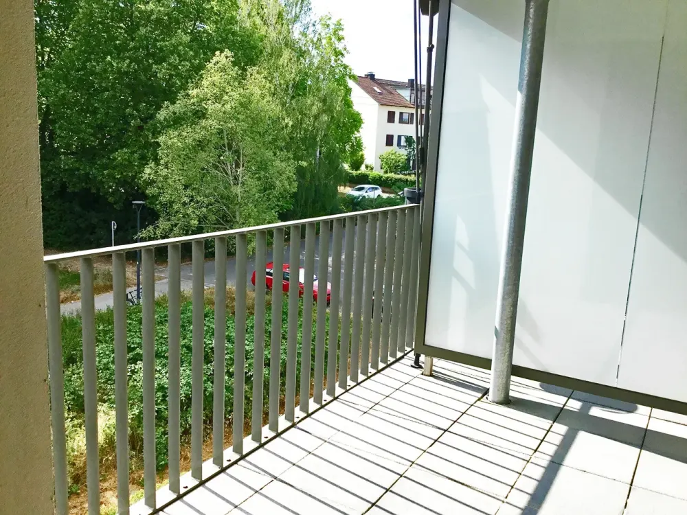 Modernes Zuhause mit zwei Balkonen und Einbauküche